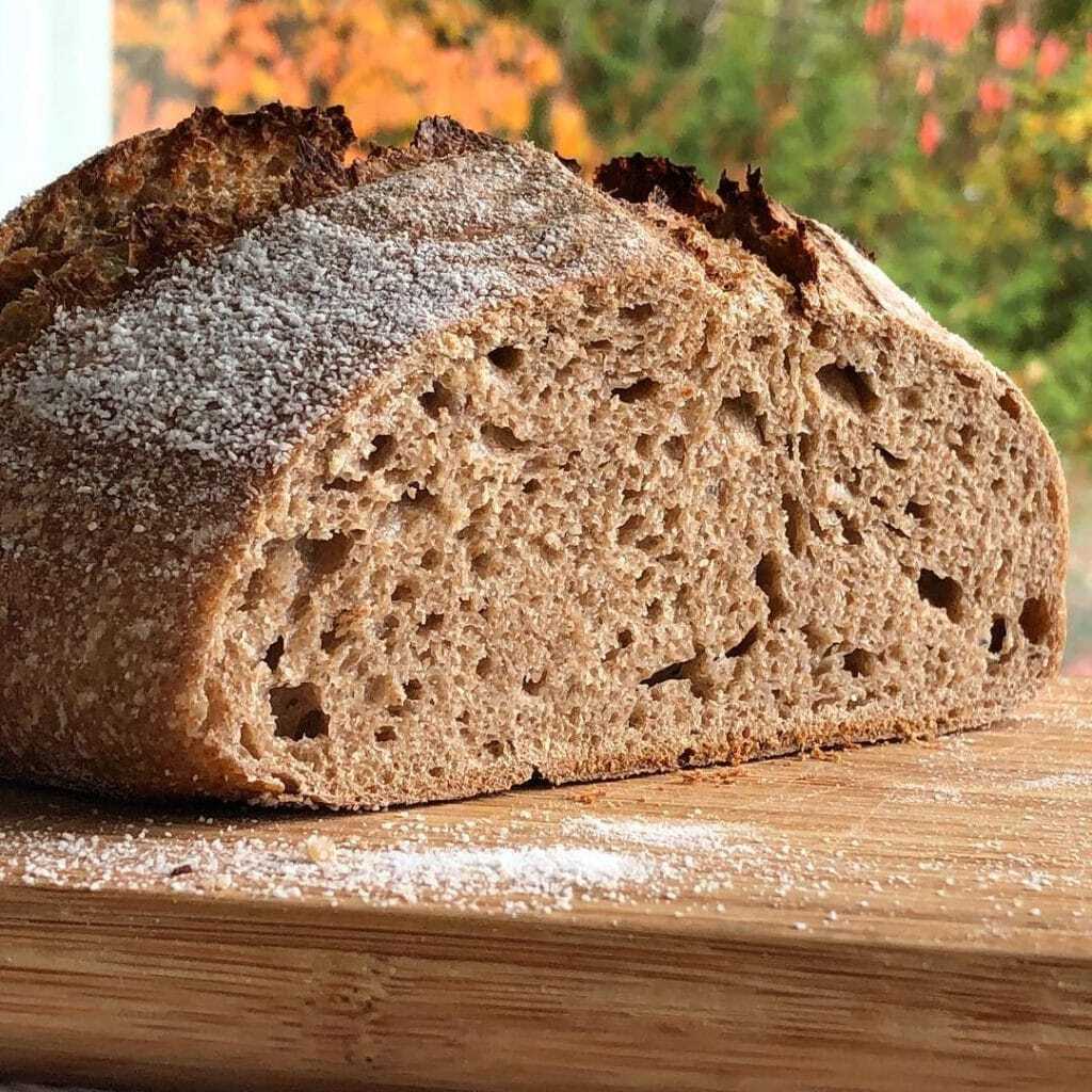 Цельнозерновой бездрожжевой хлеб рецепт. Хлеб ржаной бездрожжевой. Свежеиспеченный хлеб. Хлеб из цельнозерновой муки. Ржаной цельнозерновой хлеб.