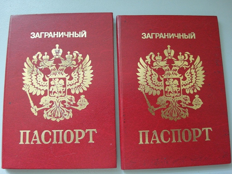 Какое изображение помещено в центре переднего форзаца внутренней стороны обложки паспорта