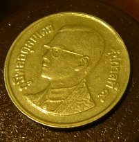 Монета с изображением в очках