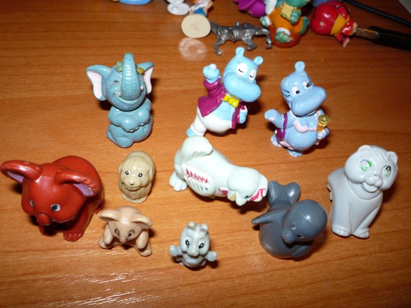 Киндер слоны. Игрушки из Киндер слоники. Киндер сюрприз слоники. Игрушка из киндера Слоник. Коллекция Киндер сюрприз слоники.
