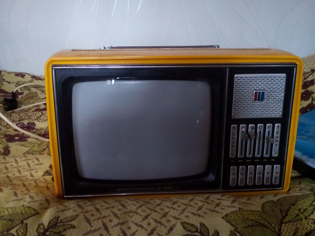 Авито куплю маленький телевизор. Маленький телевизор. Маленький Советский телевизор. Телевизор маленький 2022. Маленький Советский телевизор 12 вольт.
