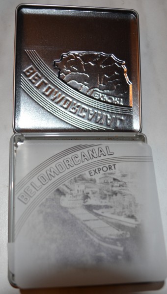 Нож беломорканал. Zippo Беломорканал. Портсигар Беломорканал. Беломорканал в железной упаковке. Беломорканал железная пачка.
