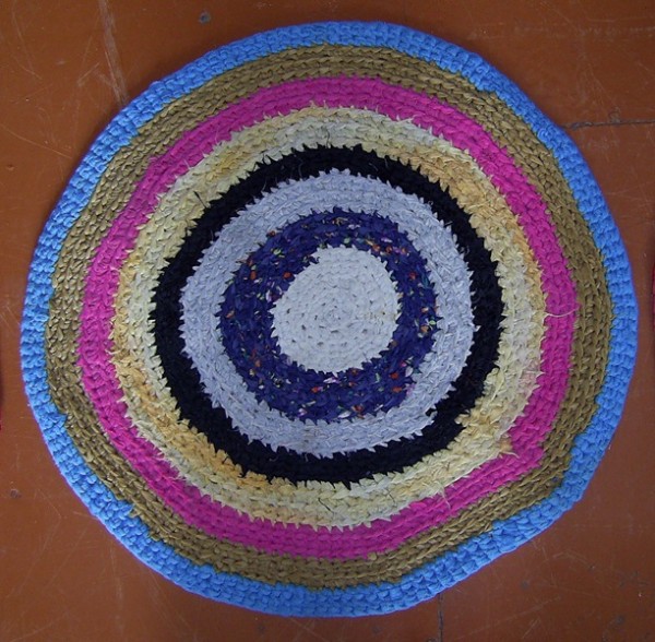 вязаные круглые коврики крючком. вязаные круглые коврики крючком. вязаные половики крючком. бабушкин круглый коврик. коврик крючком.