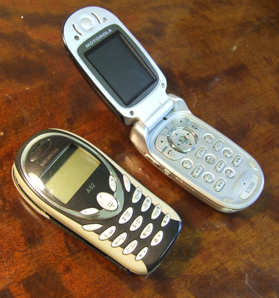 Сотовый за 300 рублей. Motorola v300. Сотовый телефон с 2 динамиками. Мобильник 2. Siemens 300 телефон.