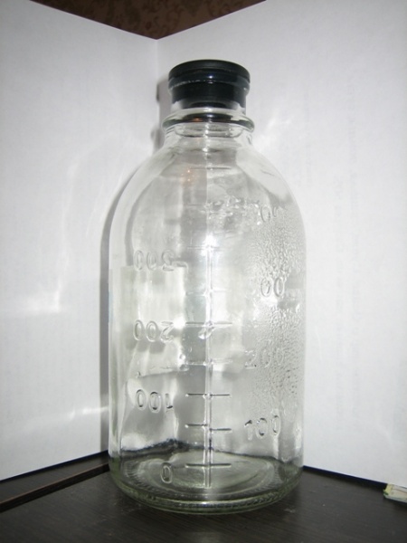 Бутылка стеклянная с резиновой пробкой. Мерная бутылка медицинская. Бутыль медицинская стеклянная. Стеклянная бутылка для физраствора. Стеклянная мерная бутылочка.
