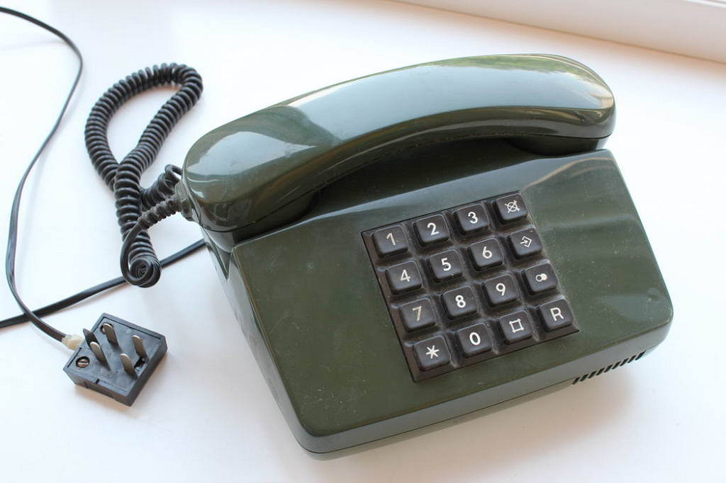 Старый стационарный телефон. Телефонный аппарат сапфир-2тма. Телефонный аппарат кнопочный ВЭФ та-01. Телефонный аппарат сапфир-2. Зелёный кнопочный телеффон 1980.