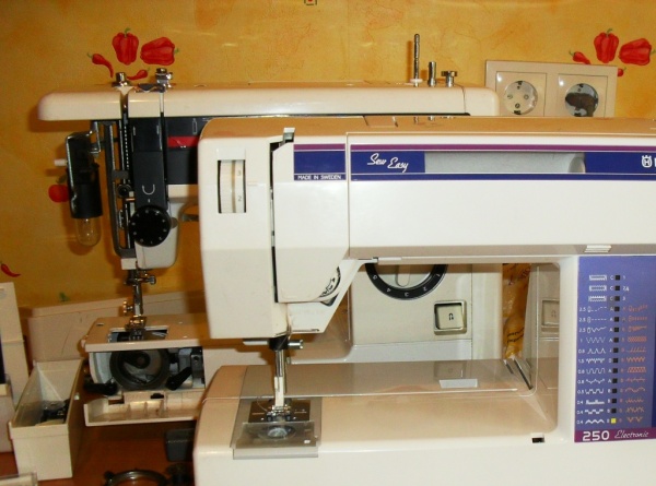 Швейная машинка стучит при шитье. Швейная машинка джаноме 200. Швейная машинка чайка 134. Мастер швейного оборудования. Машинка зингер винтаж швейная винтаж.