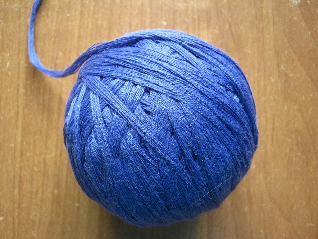 Пряжа синяя шерсть. Синие нитки для вязания. Темно синие нитки. Клубок ниток. Голубая пряжа для вязания.
