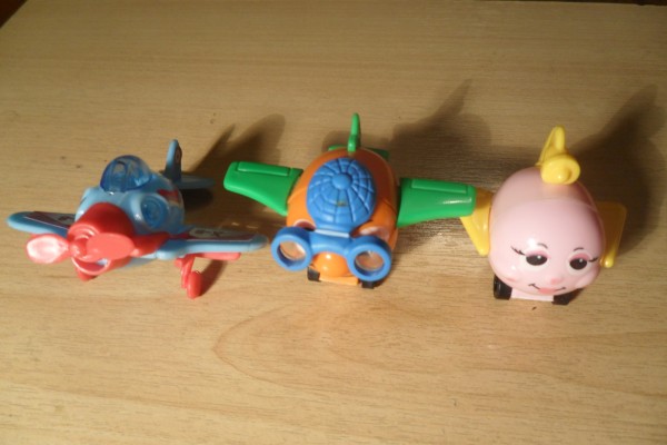 Киндер самолеты. Самолет из киндера. Самолетик из Киндер сюрприза. Игрушки из киндера самолеты. Киндер игрушка самолет.