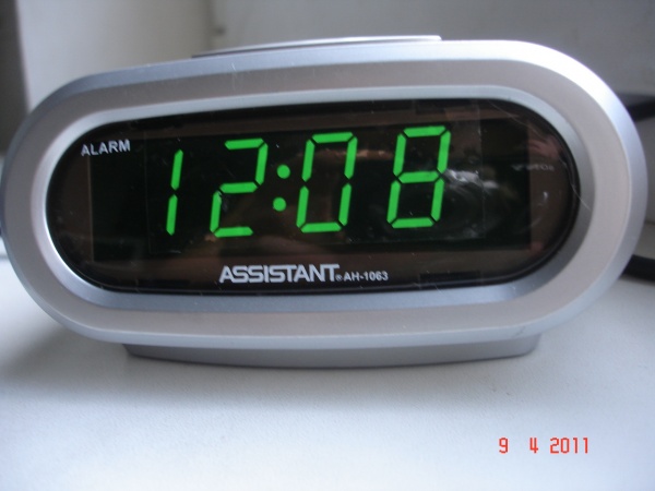 Часы assistant. Assistant ah1075. Часы Сатурн электронные. Assistant часы электронные настольные.