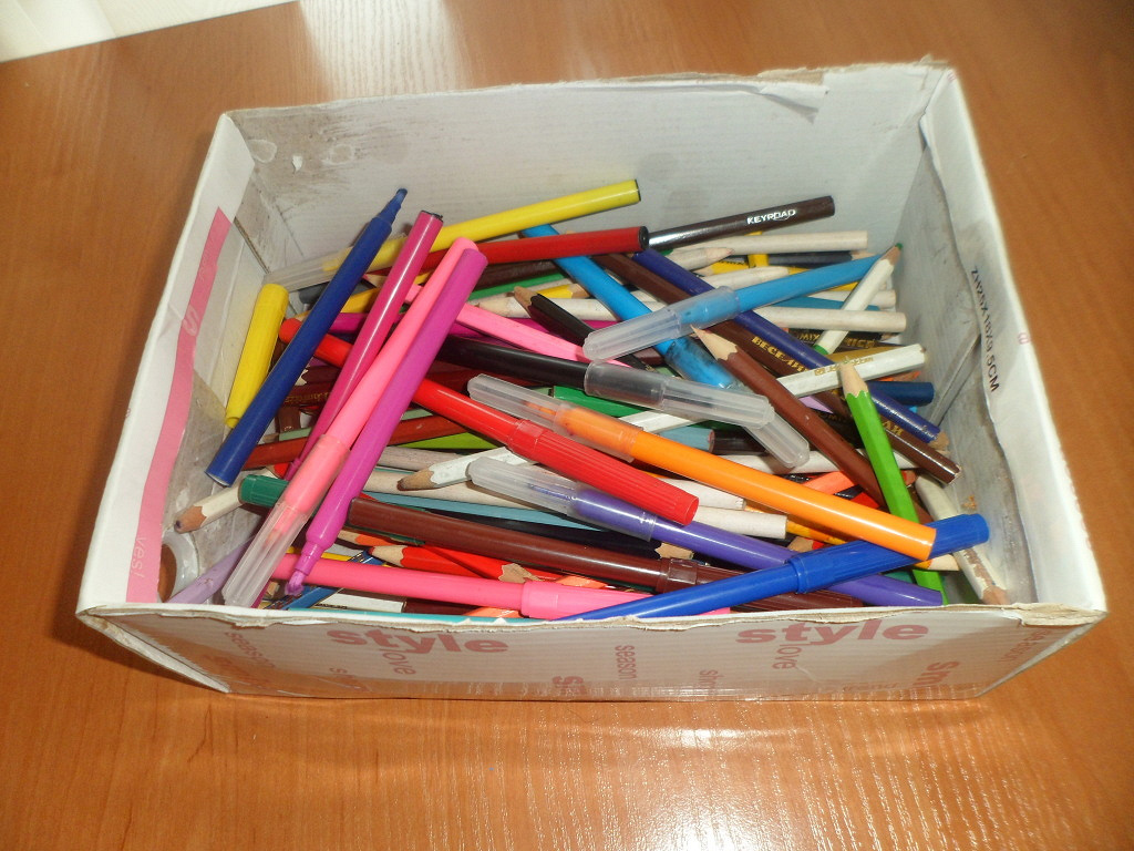 На столе лежат две коробки с карандашами. Коробка с карандашами. Коробочка для карандашей. Коробка для фломастеров и карандашей. Детские карандаши коробки.