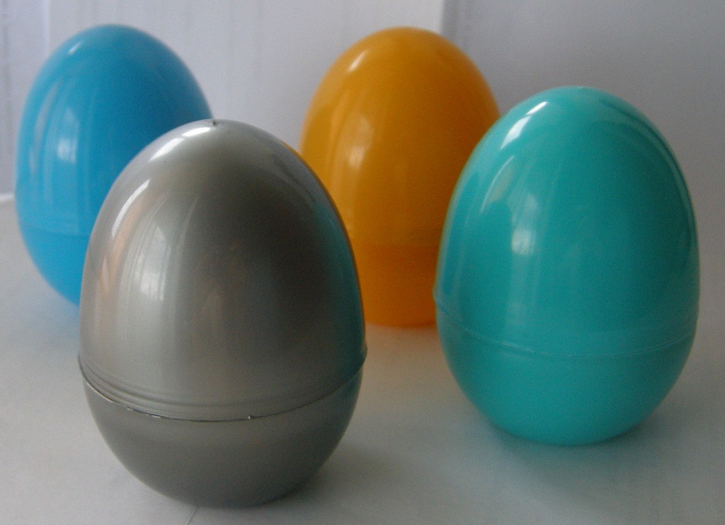 Громадное яйцо. Пластмассовые яйца. Киндер яйцо пластиковое. Большое пластиковое яйцо. Большое яйцо пластмассовое.