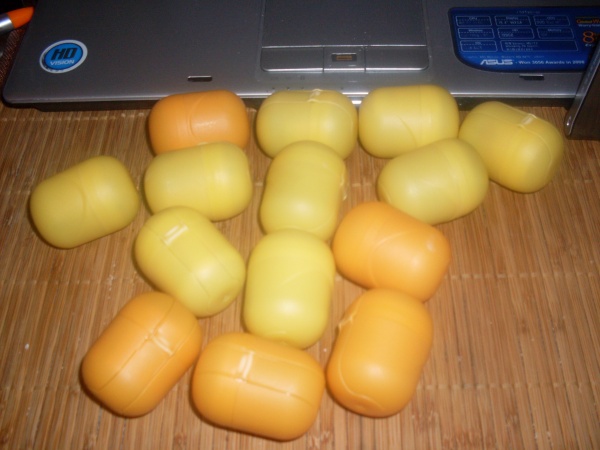 Яйцо от киндера. Коробочка от киндер сюрприза. Яйцо из под киндера. Контейнеры от киндеров. Яйцо из под киндера.