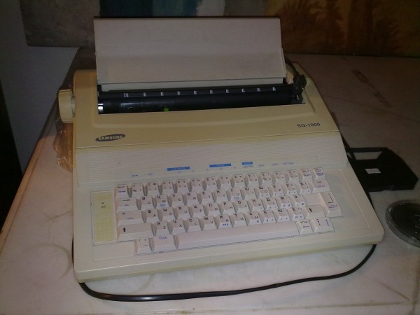 пишущая машинка. печатная машинка м-1 оливетти. самсунг sq1000. машинка печатная самсунг sq1250 sq 1250. пишущая машинка самсунг.