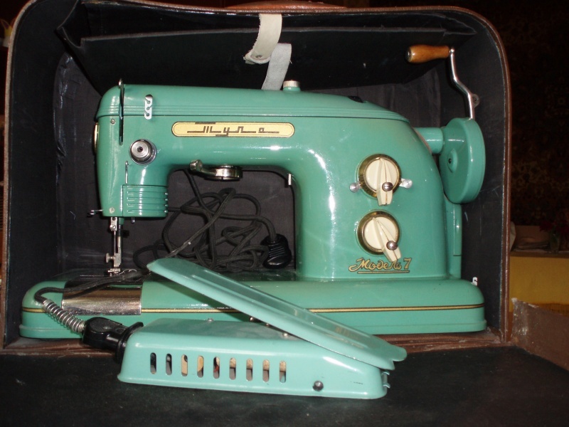 Швейная машинка купить недорого бу. Швейная машинка Тула 1958 вид снизу. Швейная машинка б12922. Швейная машинка Orion зеленая. Швейная машина Тула модель 1.