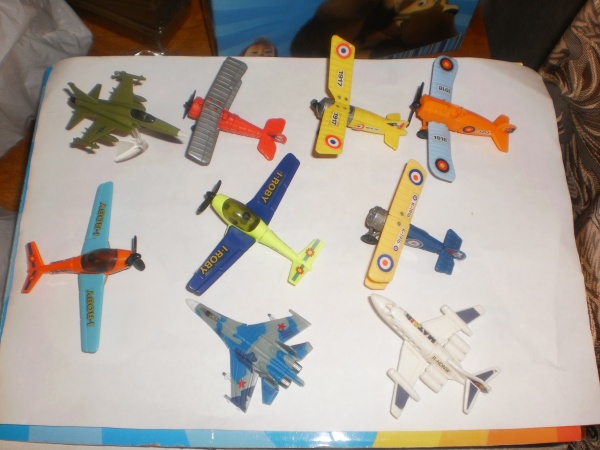 Киндер самолеты. Самолет из киндера. Самолетик из киндера. Киндер сюрприз самолеты. Киндер сюрприз игрушки 90 самолеты.