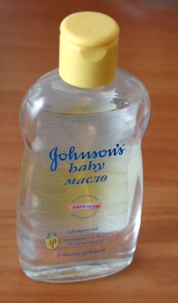 Масло для массажа ребенку. Масло Джонсон Беби желтое. Джонсон Беби масло Ромашка. Джонсон бейби желтая бутылка. Детское масло для массажа.