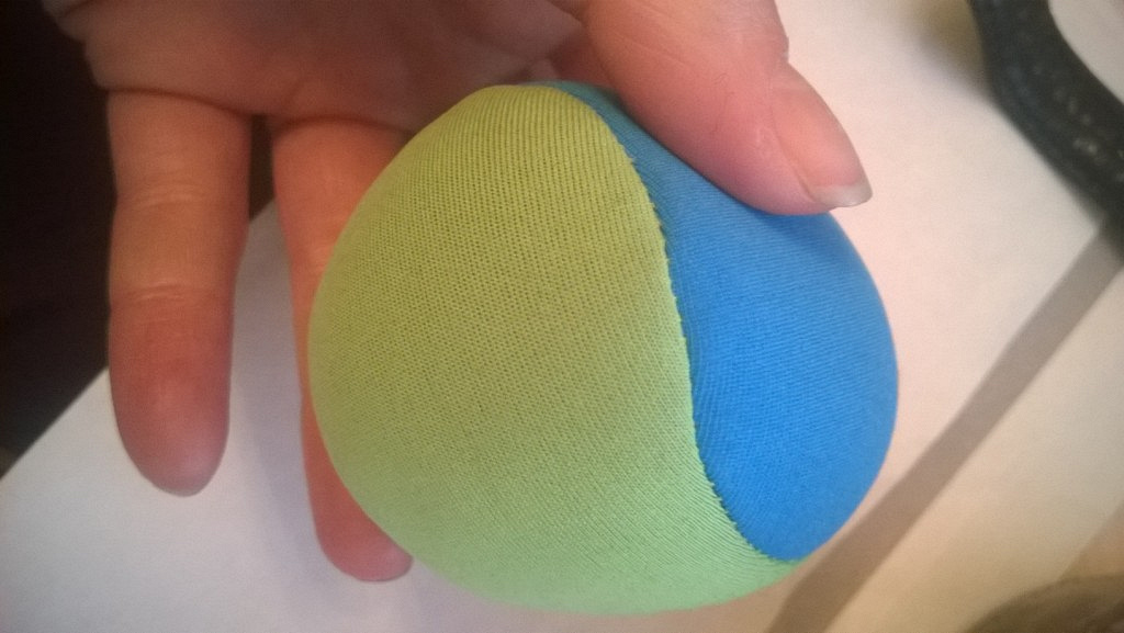 мяч для гольфа текстура. футбольный мяч на песке. мячик с песком. мячик для пляжа. мяч в море.