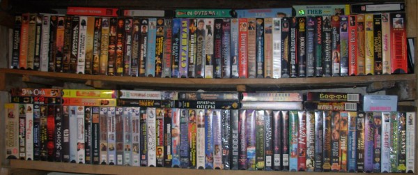 2000 кассет книга. Видеокассеты VHS 90х производители. Видеокассеты 90 х VHS. Видеокассеты VHS 90х маленькие. Обложки видеокассет.