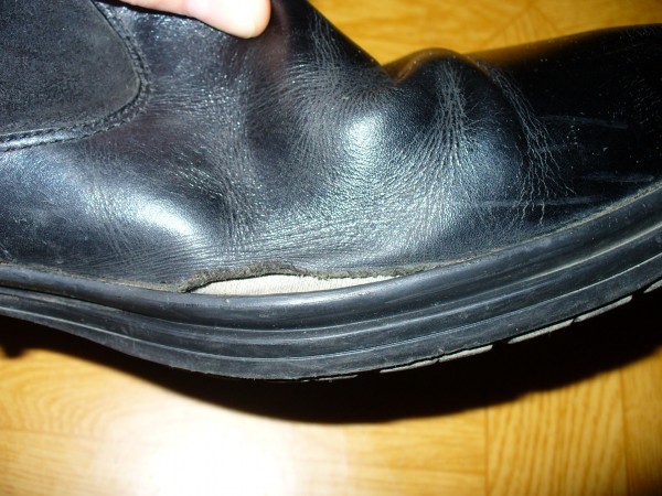 Отрыв подошвы. Порвалась резиновая подошва. Изношенные кожаные ботинки. Порвалась кожа на ботинке. Порванные ботинки кожаные.