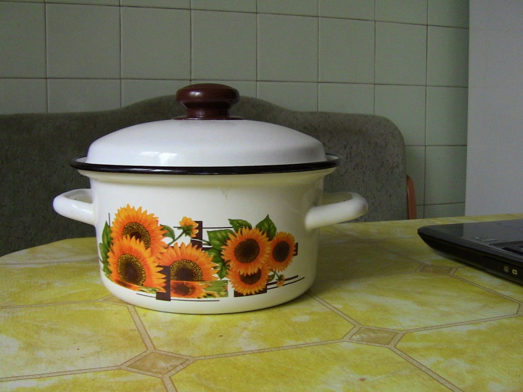 Можно ли дарить кастрюли. Кастрюли эмалированные. Кастрюля с едой. Можно ли дарить кастрюли. Красиво оформить подарок кастрюли.