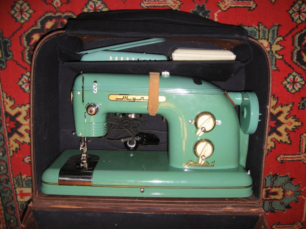 Швейная машинка тула модель. Швейная машинка Тула. Швейная машинка Тула 1960. Тула 1 швейная машинка. Швейная машинка Тула СССР.