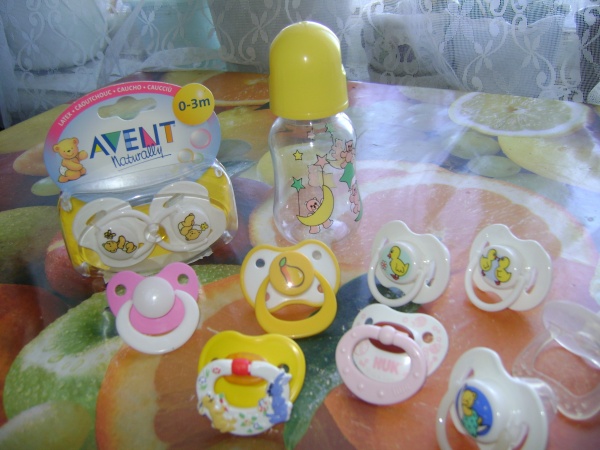 Пустышки советских времен. Бибс делюкс пустышки цвета. Малыш с пустышкой. Бибс делюкс пустышки цвета. Соска пустышка.