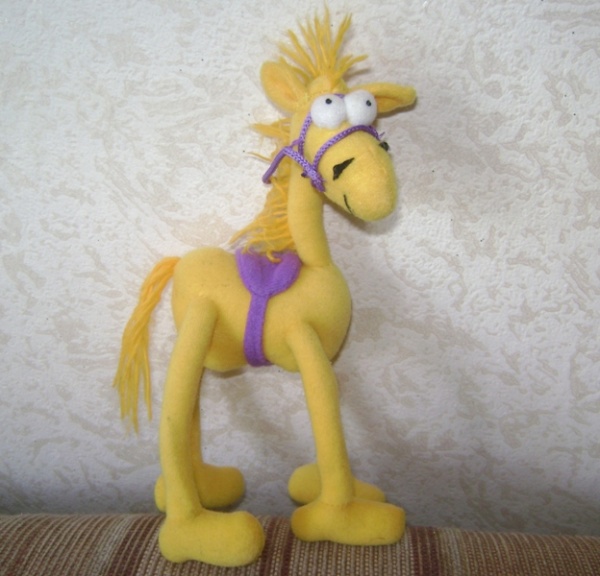 Желтая лошадка. Желтая мягкая лошадка. Желтая лошадка игрушка. Мягкая игрушка конячка желтая.