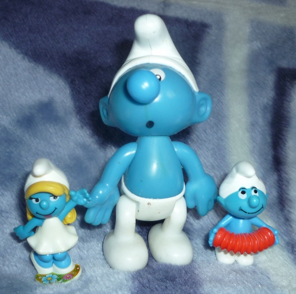 Синие киндеры. Синий человечек игрушка. Киндер синие человечки. Киндер голубой. Синенькие человечки из киндера.