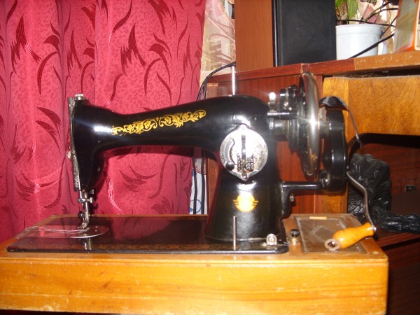 Почему рвет верхнюю нитку. Швейная машинка 1968 год. Рвет нитку на швейной машинке. Ручная швейная машинка рвëт нитки. Швейная машина рвет нитку.