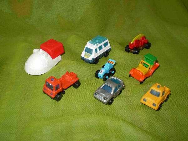 Игрушки киндер сюрприз машинки. Игрушки киндер сюрприз машинки. Киндер яйцо с машинками. Киндер машинки. Киндер инерционные машинки.