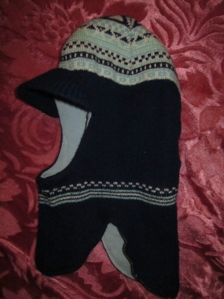 шапка с козырьком детская. вязаный рыцарский шлем. шапка с козырьком детская. шапка шлем с козырьком. шапка шлем с козырьком для мальчика из 90х.