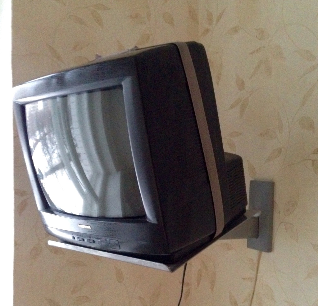 Авито куплю маленький телевизор. Телевизоры с рук. Телевизор Супра маленький. Маленький телевизор на дачу. Маленький черный телевизор.