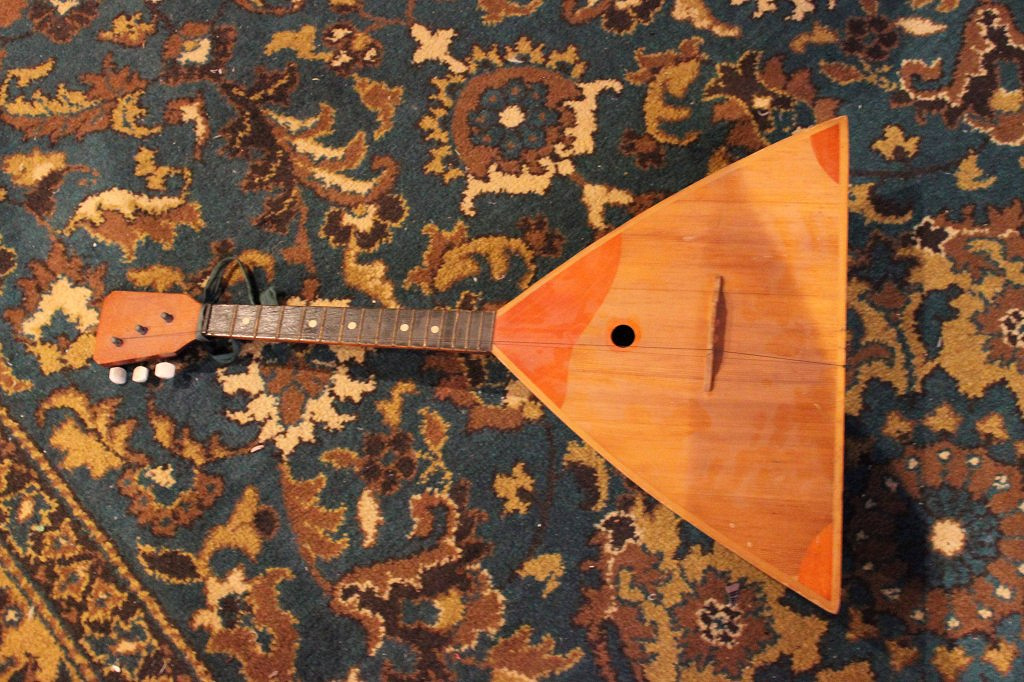 Музыка балалайка слушать. Доандреевская балалайка. Бесструнная балалайка. Балалайка музыкальный инструмент. Балалайка старинный инструмент.