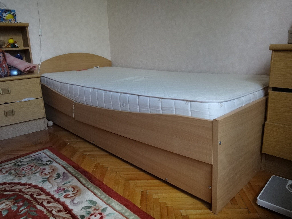 Какая кровать полуторка. Кровать полуторка. Кровать полуторка с ящиками. Кровать полуторка с выдвижными ящиками. Кровать полуторка с матрасом.