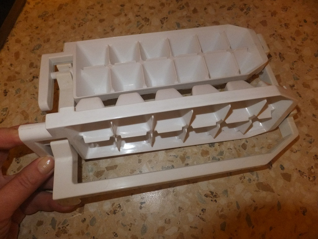 Емкость для льда в морозилку в дар (Москва). Дарудар