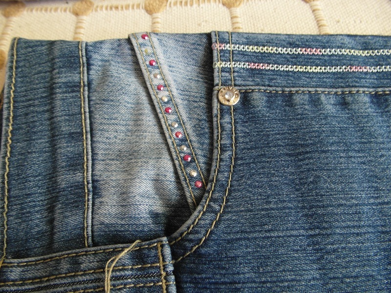 Как расшить джинсы по бокам на размер больше