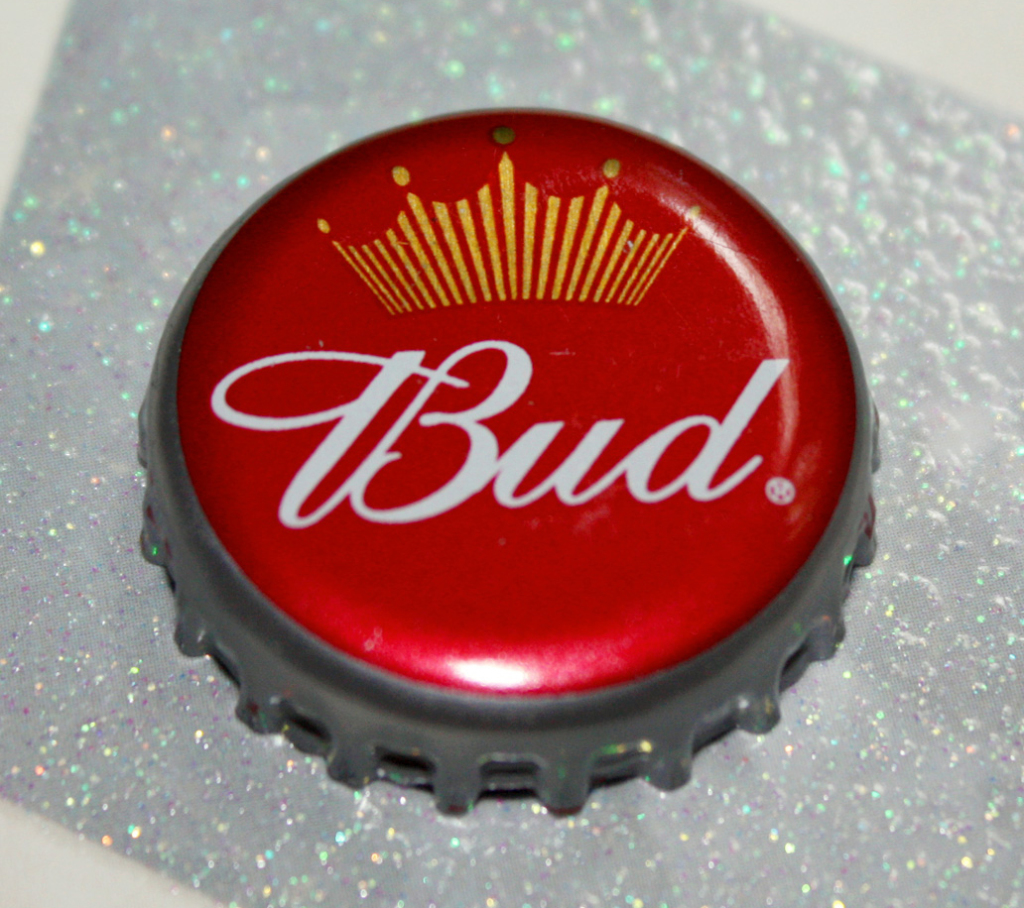 Бад бутылка. Bud пиво крышка. Крышка от Bud.