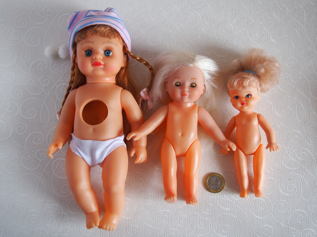 На 3 куколки больше. Три куклы. Игрушка кукла 3. Какие бывают куколки. Кукла с тремя париками из 90-х годов.