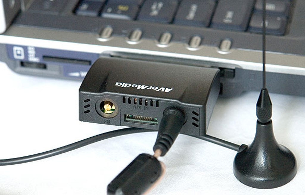 Тв тюнер для ноутбука. AVERTV Hybrid+fm. TV Tuner ноутбук. TV-тюнер AVERMEDIA Technologies AVERTV Hybrid+fm CARDBUS. AVERMEDIA a323 MINICARD Hybrid DVB-T.