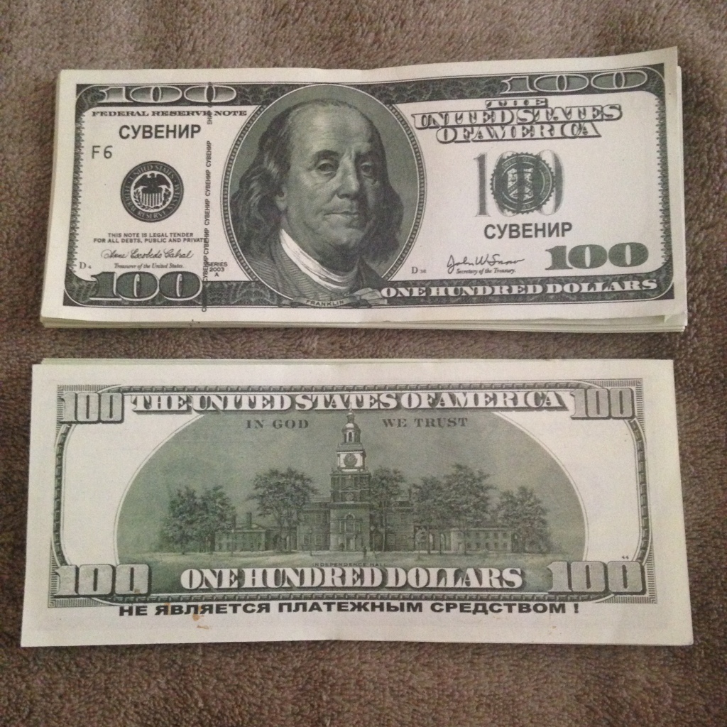 Сувенирные доллары. Доллары сувенирные купюры. 100 Долларов сувенир. Маленькие деньги доллары сувенирные.