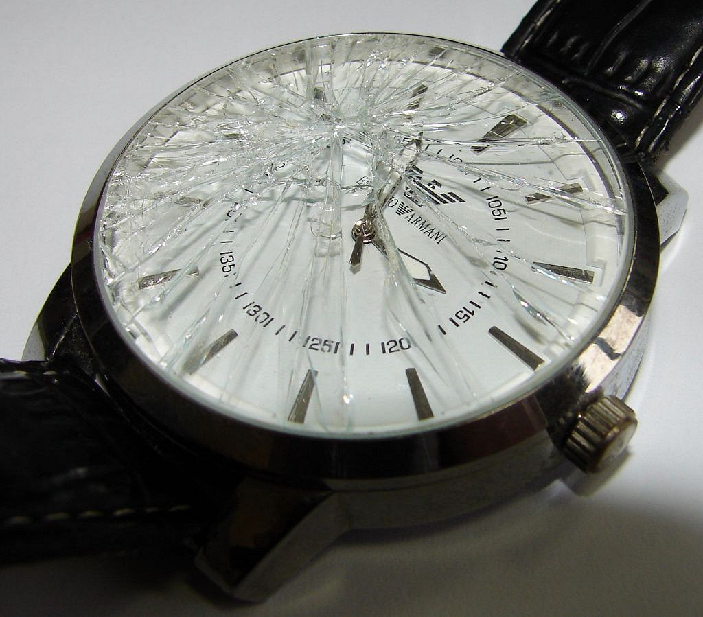К чему разбить наручные часы. Разбитые наручные часы. Сломанные швейцарские часы. Сапфировое стекло на часах. Наручные часы стекло.