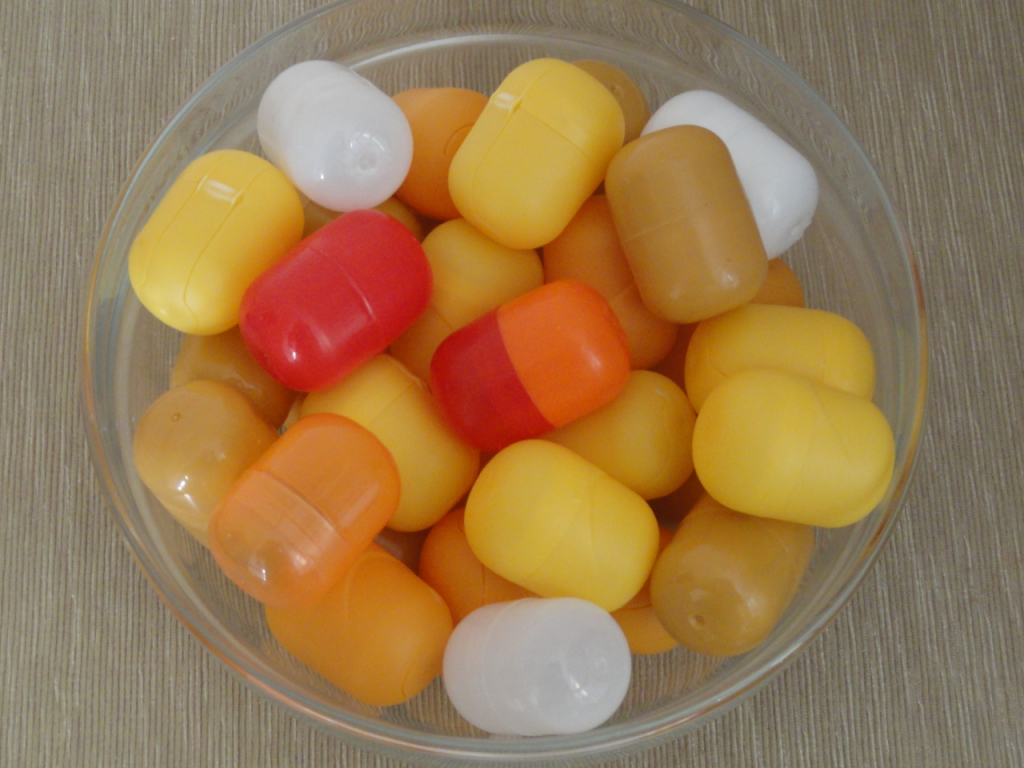 яйцо от киндера. капсула од кидар суприза. контейнер от киндер сюрприза. сюрприз капсулы. сюрприз капсулы.