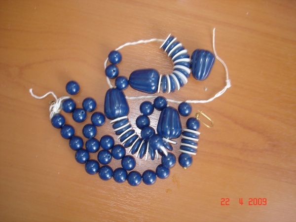 Ожерелье из бус разорванное. Порванные жемчужные бусы. Рваные бусы. Рассыпались бусины из жемчуга. Рваные бусы.