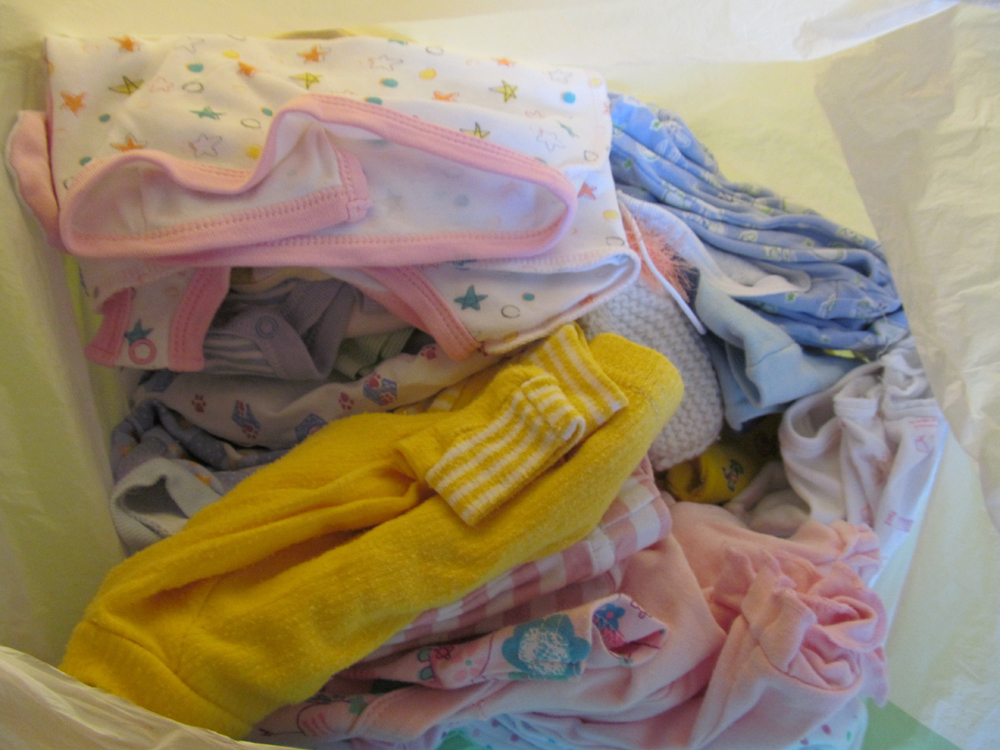 куча детских вещей. вещи для грудных детей. отдам вещи для ребенка. одежда для новорожденных пакетом. мешок вещей для новорожденного.