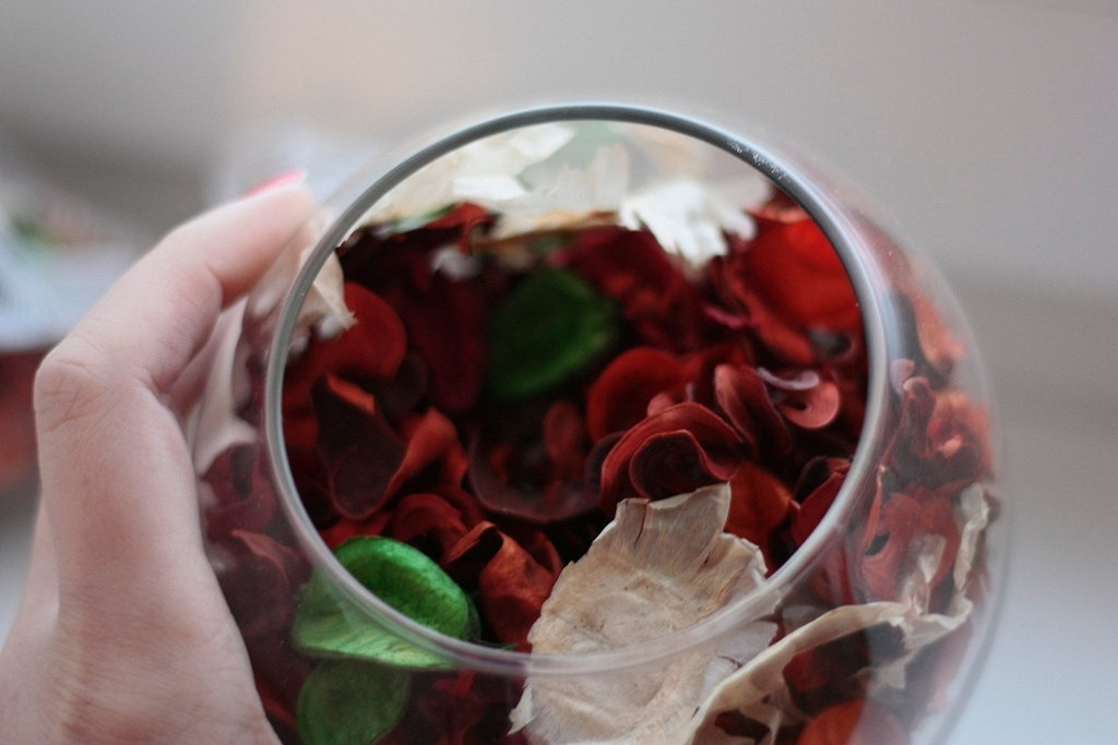 Что положить в вазу с розами