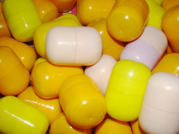 Яйцо от киндер сюрприза. Капсула от киндера. Контейнер от киндер сюрприза. Яйцо из под киндера. Яйцо от киндер сюрприза.