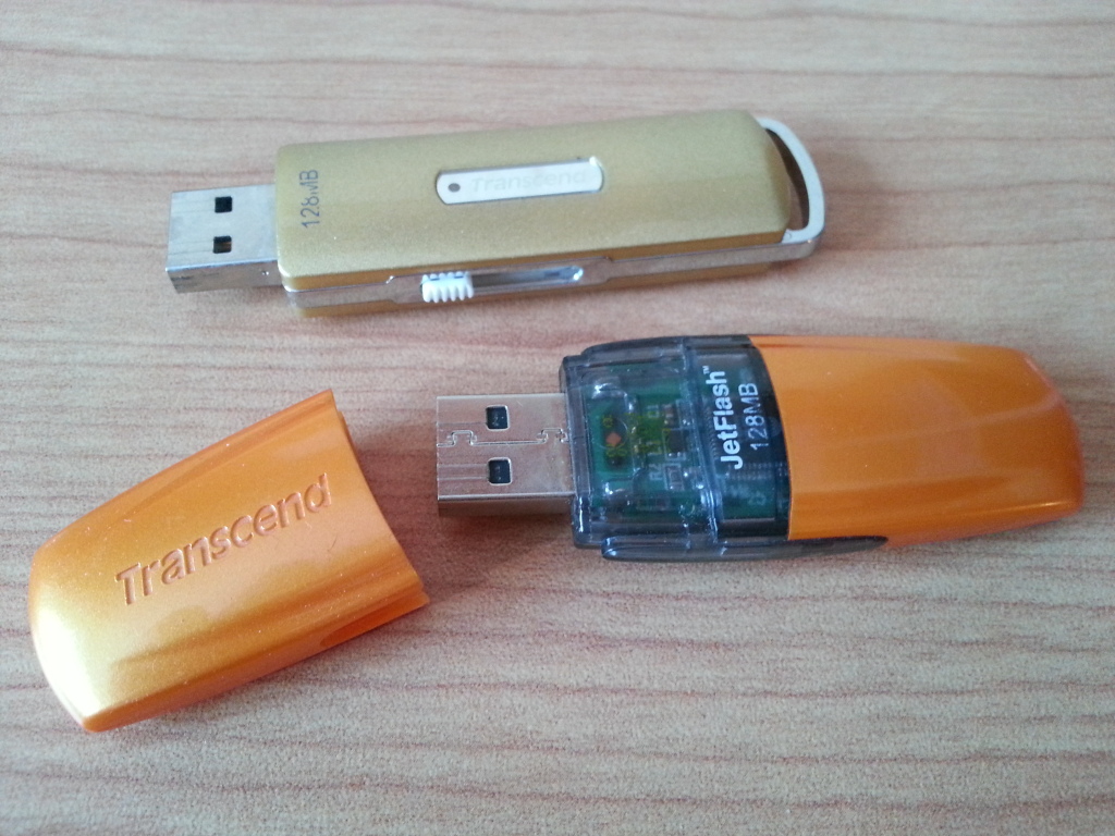 Старые флешки. Флешка 128 МБ. USB флешка oldi 128 MB. Старая флешка на 128мб. Старые флешки на мегабайты.