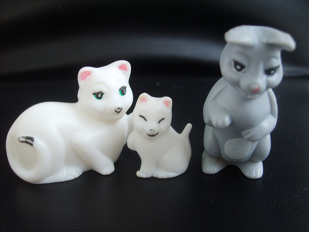 Сюрпризы кошки. Коллекция кошек статуэтки. Фигурка котика. Киндер кошки. Котики из киндера.
