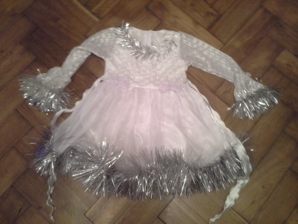 Как пришить мишуру к детскому платью внизу. Украсить платье мишурой на новый год. Украсить розовое платье мишурой. Как пришить мишуру к детскому платью внизу. Обшить мишурой детское платье.